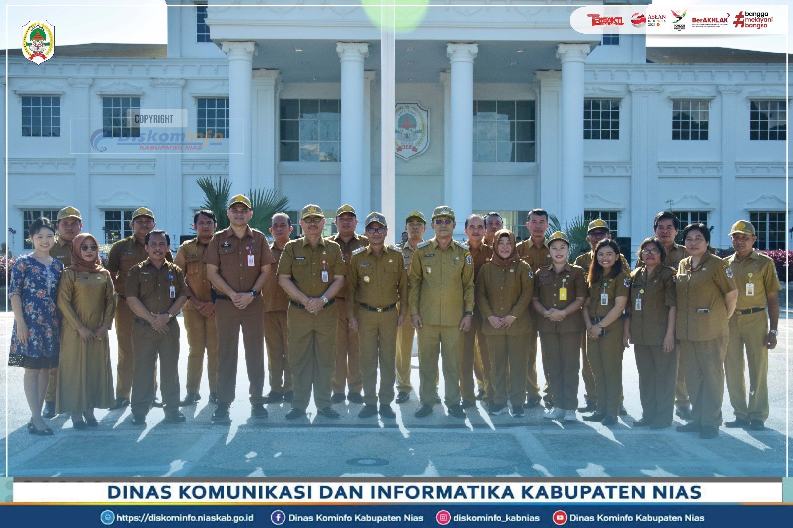Foto Bersama Bupati Nias dengan pegawai Dinas Kominfo Kabupaten Nias selesai pelaksanaan upacara pen